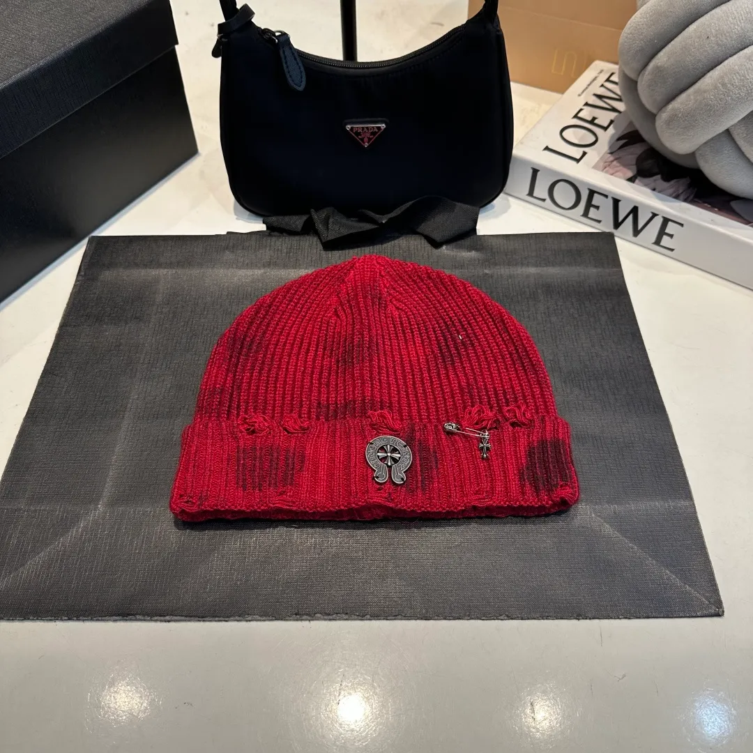 P60 Crow Heart Autumn and Winter Wool Knitted Beanie This must be the favorite of minimalism. It is clean, neat, fashionable and versatile, and will definitely not be picky about your face shape! A fashionable classic that lasts forever! Fashionable black and white can be purchased together
